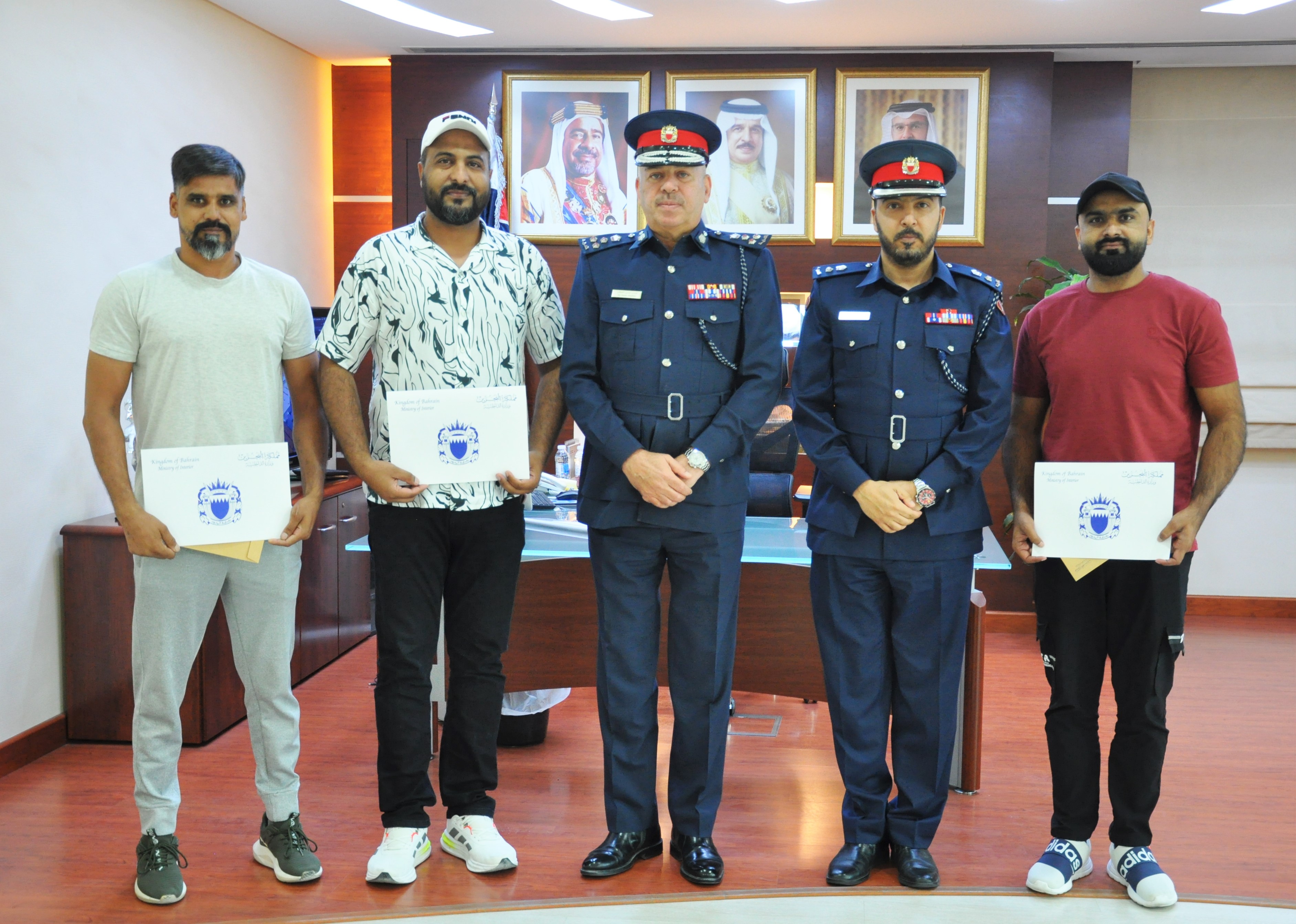 مدير عام شرطة العاصمة يكرم ثلاثة أشخاص تقديراً لجهودهم في إنقاذ سائقة مركبة<